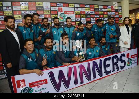 Lahore, Pakistan. Januar 2020. Die Spieler des pakistanischen Cricket-Teams feiern ihren Sieg mit der Trophäe, nachdem sie die dritte und letzte Twenty20-Cricket-Serie gegen Bangladesch im Gaddafi-Stadion in Lahore gewonnen haben. Der dritte Twenty20-Nationalspieler zwischen Pakistan und Bangladesch wurde am 27. Januar wegen schlechten Wetters in Lahore ohne Ball aufgegeben, was der Heimseite einen 2:0-Seriensieg beschwor. (Foto von Rana Sajid Hussain/Pacific Press) Credit: Pacific Press Agency/Alamy Live News Stockfoto