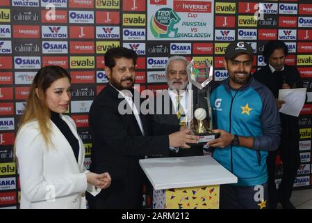 Lahore, Pakistan. Januar 2020. Die Spieler des pakistanischen Cricket-Teams feiern ihren Sieg mit der Trophäe, nachdem sie die dritte und letzte Twenty20-Cricket-Serie gegen Bangladesch im Gaddafi-Stadion in Lahore gewonnen haben. Der dritte Twenty20-Nationalspieler zwischen Pakistan und Bangladesch wurde am 27. Januar wegen schlechten Wetters in Lahore ohne Ball aufgegeben, was der Heimseite einen 2:0-Seriensieg beschwor. (Foto von Rana Sajid Hussain/Pacific Press) Credit: Pacific Press Agency/Alamy Live News Stockfoto