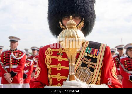 Die United States Marine Band nimmt als US-Verteidigungsminister Dr. Mark T. Esper die deutsche Verteidigungsministerin Annegret Kramp-Karrenbauer im Pentagon, Washington, D.C. am 23. September 2019 Teil. (DoD-Foto von Lisa Ferdinando) Stockfoto