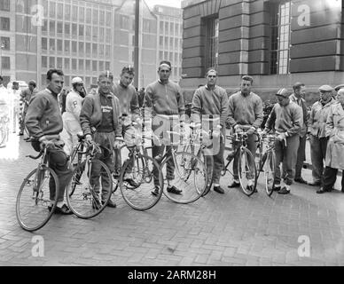 Tour of the Netherlands, Riders at Start, Switzerland Anmerkung: Das Team bestand aus: F. Schär, W. Bucher, H. Hollenstein, O. Meili, R. Strehler, J. Bovay, Luani Datum: 24. April 1955 Ort: Rotterdam-Schlüsselwörter: Teams, Radsport, Radfahrer Stockfoto