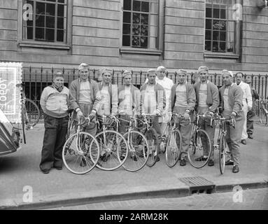 Tour of the Netherlands, Riders at Start, Continental Team (Deutschland) Anmerkung: Die Teamdatei von H. Preiskeit, V. Petry. M. Donike, F. Siebert, F. Liebert, P. Schulte, H. Scholl. Teamleiter P. Oszmella Datum: 24. April 1955 Ort: Rotterdam-Schlagwörter: Teams, Radsport, Radfahrer Stockfoto