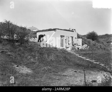 In den Sanddünen sind die vorhandenen Bunkeranlagen des Atlantikwalls heute als Sommer- oder Wochenendresidenz bewohnt. Datum: 5.Mai 1955 Ort: Noord-Holland, Zandvoort Schlüsselwörter: Bunkers, Dünen, Gebäude, Cottages persönlicher Name: Atlantikwal Stockfoto