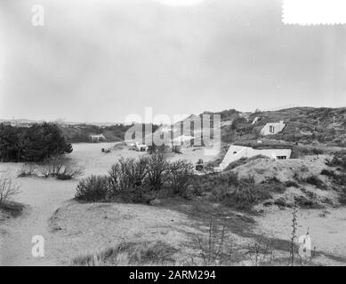 In den Sanddünen sind die vorhandenen Bunkeranlagen des Atlantikwalls heute als Sommer- oder Wochenendresidenz bewohnt. Datum: 5.Mai 1955 Ort: Noord-Holland, Zandvoort Schlüsselwörter: Bunkers, Dünen, Gebäude, Cottages persönlicher Name: Atlantikwal Stockfoto