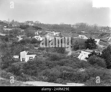 In den Sanddünen sind die vorhandenen Bunkeranlagen des Atlantikwalls heute als Sommer- oder Wochenendresidenz bewohnt. Datum: 5.Mai 1955 Ort: Noord-Holland, Zandvoort Schlüsselwörter: Bunkers, Dünen, Gebäude, Cottages persönlicher Name: Atlantikwal Stockfoto