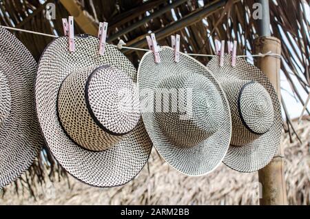 Panama Hüte für Verkauf. Es gibt eine Vielzahl von traditionellen Panama Hüte, die unterscheiden sich von den bekannten Panama Hüte (aus Ecuador) Stockfoto