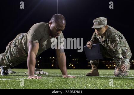 Mitarbeiter Sgt. Claevon Salter, ein Spezialist für Kampfmedizin, der Regional Health Command-Atlantic zugeordnet ist, führt Pushups vor einem Grader im Rahmen eines Army Physical Fitness Tests für die Army Best Medic Competition auf der Joint Base Lewis-Mc Chord, Washington, 24. Sept. durch. Die APFT ist eine Bewertung der körperlichen Gesamtbereitschaft eines Soldaten und der ersten Aktivität im Wettbewerb. Achtundzwanzig Zwei-Soldaten-Teams aus aller Welt reisten in den Staat Washington, um im Finale um den Titel "Bestes Medic der Armee" anzutreten. Der Wettbewerb ist ein 72-stündiger Test der körperlichen und geistigen Fähigkeiten der Teams in der Umgebung Stockfoto