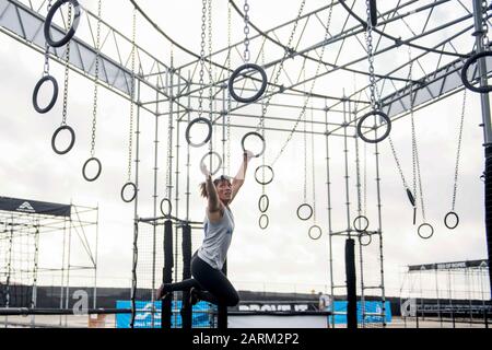 Der US-Luftwaffenkapellmeister Adalys Ramirez Amador, 31. Sicherheitskräfte Squadron, Aviano Air Base, Italien, tritt am 12. September 2019 auf dem Alpha Warrior Proving Grounds in Selma, Texas an. Die Air Force hat sich vor drei Jahren mit Alpha Warrior zusammengeschlossen, um Airmen und ihren Familien ein funktionelles Fitness-Training zu bieten. (USA Luftwaffenfoto von Sarayuth Pinthong) Stockfoto