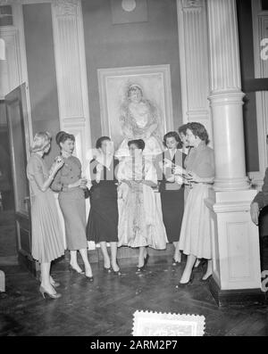 Gesellschaft des Lido in Paris in Amsterdam. Pressekonferenz Datum: 20. März 1956 Ort: Amsterdam, Noord-Holland Schlüsselwörter: Firma, Pressekonferenzen Name Der Institution: Lido Stockfoto