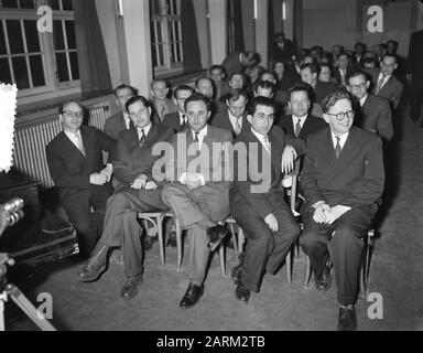 ' Erste Reihe von links nach rechts: David Bronstein, Paul Keres, Efim Geller, Tigran Petrosian, Vassily Smyslov Nederlands: Collectie / Archef : Fotocollectie Anefo Reportage / Serie : [ onbekend ] Beschrijving : Loting Wereldschaakkandidatennooi Amsterdam, Amsterdam Nodatram 26. Behrens, Herbert/Anefo Auteursrechtslebende: Nationaal Archiefinventaris Materialsoort: Negatief (zwart/wit) Nummer Archiefinventaris: Bekijk toegang 2.24.01.04 Bestanddeelnummer: 907-6593; ' Stockfoto