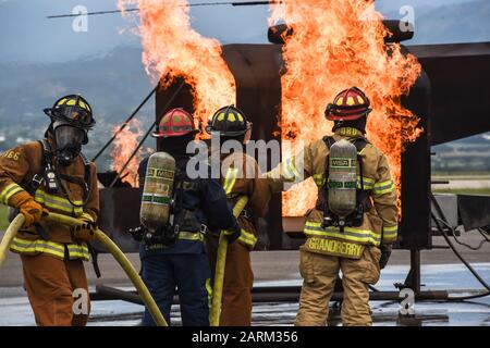 Gemeinsame Aufgabe Force-Bravo, 612Th Air Squadron Feuerwehrmänner mit 25 Feuerwehrmänner aus Honduras, Guatemala, El Salvador, Belize und Costa Rica im Soto Cano Air Base, Honduras ausgebildet in Mittelamerika Austausch von gegenseitigen operationeller Kenntnisse und Erfahrungen (CENTAM RAUCH), einer alle zwei Jahre stattfindenden Übung auf Basis statt, August 19 - 23. Feuerwehrmänner an Flugzeugen Fire Training, 21. August 2019. Stockfoto