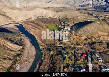 BAVISPE, SONORA. Luftbild der Ranch La Morita und des Flusses Bavispe, Landschaft an einem kalten Morgen, ist eine Moromona-Gemeinde in Bavispe, Sonora, Mexiko. Der Ort ist eine landwirtschaftliche Nutzfläche von Walnussbaum. (Foto: Luis Gutiérrez /) BAVISPE, SONORA. Vista aérea de rancho La Morita y el río Bavispe, paisaje durante una fria mañana, es una comunidad moromona en munizio de Bavispe, Sonora, Mexiko. El lugar es una Zona agricola de albol Nogal. Stockfoto