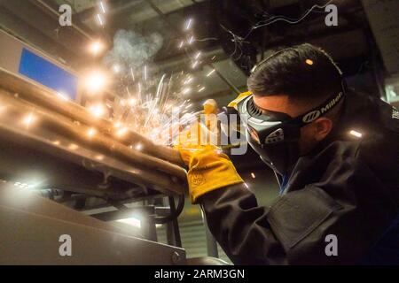 Airman 1st Class Juan Contreras, 23d Maintenance Squadron Metals Technology Lehrling, betreibt am 16. Dezember 2019 einen Gasschweißer auf der Moody Air Force Base, GA. Aircraft Metals Technology Specialists sind für die Reparatur und Herstellung wesentlicher Flugzeugteile zuständig. Stockfoto