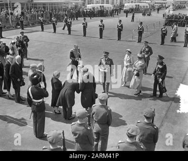 Großherzlicher Besuch aus Luxemburg. Ankunft Schiphol Datum: 5. Juni 1956 Stichwörter: Ankunft, Besuche Stockfoto