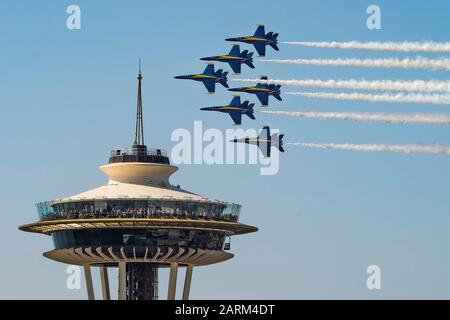 190804-N-OY339-1068 SEATTLE (AUGUST 4, 2019) Die Flugdemonstration Squadron der US Navy, die Blue Angels, Piloten fliegen während der Seattle Seafair Air Show an Der Space Needle. Die Blue Angels sollen 61 Flugvorführungen an 32 Orten im ganzen Land durchführen, um 2019 der amerikanischen Öffentlichkeit den Stolz und die Professionalität der US Navy und des Marine Corps zu präsentieren. (USA Navy-Foto von Mass Communication Specialist 2. Klasse Christopher Gordon/Veröffentlicht) Stockfoto