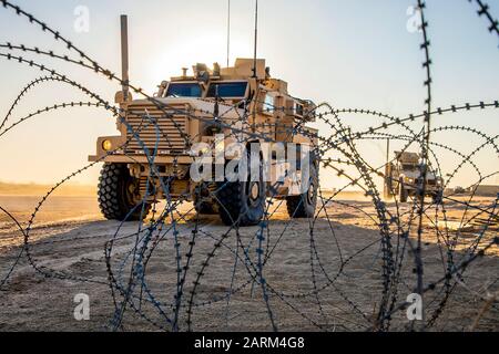 U.S. Marines with 2nd Battalion, 7th Marines, zugewiesen der Special Purpose Marine Air-Ground Task Force - Crisis Response - Central Command (SPMAGTF-CR-CC) 19.2, fahren Mine Resistant Ambush Protected All-Terrain Vehicles (M-ATVs) während eines taktischen Fahrzeugführkurses in Kuwait, 21. Dezember 2019. Der SPMAGTF-CR-CC ist eine schnelle Reaktionskraft, die bereit ist, eine Vielzahl von Funktionen in der gesamten Region bereitzustellen. (USA Foto des Marine Corps von Sgt. Kyle C. Talbot) Stockfoto