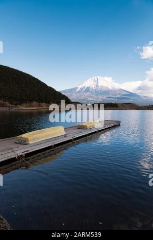 Mt. Fuji Spiegelte sich im Tanuki-See Wider Stockfoto