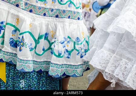 Details der typische Panamaschen Kleid bekannt als pollera. Das Muster ist alles Handarbeit mit verschiedenen Sticktechniken Stockfoto