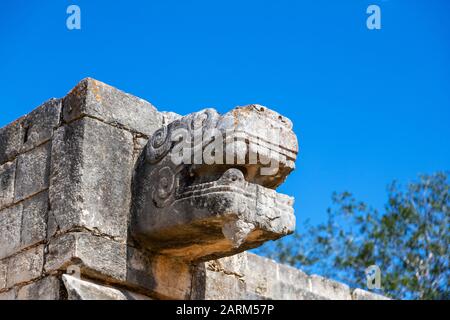 Alte Maya-Skulptur eines Schlangenkopfs, die die Plattform der Venus in Chichen Itza bewacht, ein UNESCO-Weltkulturerbe und eines der neuen Sieben Wunder o Stockfoto