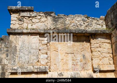 Uralte Schnitzereien von Maya-Fabelwesen, die sich aus Jaguar, Adler, Schlange und menschlicher Gestalt zusammensetzen, die auf der Plattform der Venus in Chichen Itza, einem UNES, gefunden wurden Stockfoto