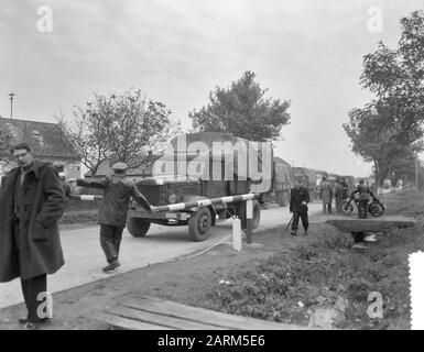 Versand Bekleidung und Lebensmittel von der österreichischen Red Krui s Warenstation Zerdorf Datum: 31. Oktober 1956 Schlagwörter: Kleidung, LEBENSMITTELEINSTELLUNG Name: Rotes Kreuz Stockfoto