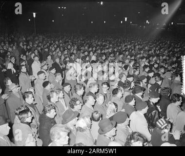 Gedenkabend auf dem Dam Platz in Amsterdam, a.v. Ungarischer Aufstand Datum: 5. November 1956 Ort: Amsterdam, Ungarn Stichwörter: Demonstrationen, Gedenkfeiern, Öffentlichkeit Stockfoto