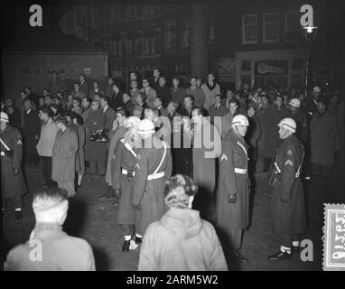 Gedenkabend auf dem Damplatz in Amsterdam, nach dem ungarischen Aufstand. Marechaussee in Aktion Datum: 5. November 1956 Ort: Amsterdam, Ungarn Schlagwörter: Demonstrationen, Gedenkfeiern, Soldaten, Öffentlichkeit Stockfoto