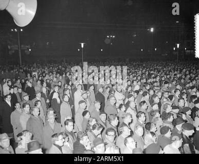 Gedenkabend auf dem Dam Platz in Amsterdam, a.v. Ungarischer Aufstand Datum: 5. November 1956 Ort: Amsterdam, Ungarn Stichwörter: Demonstrationen, Gedenkfeiern, Öffentlichkeit Stockfoto