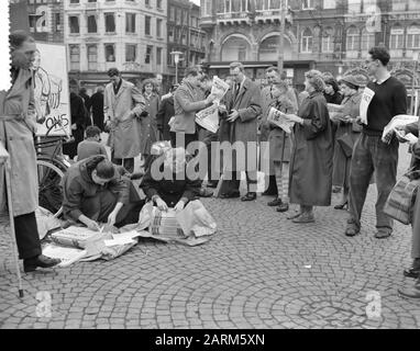 Verkauf Jugendzeitung zum Wohle Ungarns auf dem Damplatz in Amsterdam Datum: 10. November 1956 Ort: Amsterdam, Noord-Holland Schlüsselwörter: Verkaufen Stockfoto