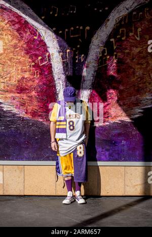 Los Angeles, Kalifornien, USA. Januar 2020. Ein Fan posiert für ein Foto, während sich Fans im ehemaligen Los Angeles Lakers KOBE BRYANT Memorial außerhalb des Staples Centers versammeln. Bryant, seine Tochter Gianna und sieben weitere wurden bei einem Hubschrauberabsturz am Sonntag, 26. Januar, in der Nähe von Calabasas, Kalifornien getötet. Foto von Justin L. Stewart Credit: Justin L. Stewart/ZUMA Wire/Alamy Live News Stockfoto