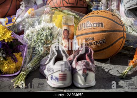 Los Angeles, Kalifornien, USA. Januar 2020. Fans versammeln sich am Dienstag im ehemaligen Los Angeles Lakers KOBE BRYANT Memorial vor dem Staples Center in Los Angeles, Kalifornien. Bryant, seine Tochter Gianna und sieben weitere wurden bei einem Hubschrauberabsturz am Sonntag, 26. Januar, in der Nähe von Calabasas, Kalifornien getötet. Gutschrift: Justin L. Stewart/ZUMA Wire/Alamy Live News Stockfoto