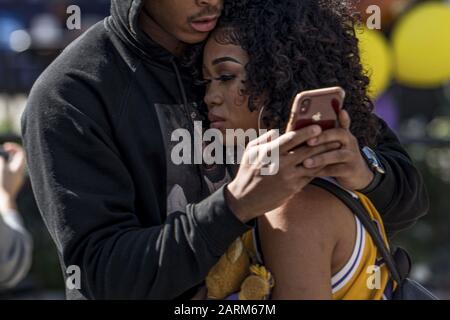 Los Angeles, Kalifornien, USA. Januar 2020. Eine Frau wird umarmt, als Tränen im ehemaligen Los Angeles Lakers Kobe Bryant Memorial außerhalb des Staples Centers ihr Gesicht herunterlaufen. Bryant, seine Tochter Gianna und sieben weitere wurden bei einem Hubschrauberabsturz am Sonntag, 26. Januar, in der Nähe von Calabasas, Kalifornien getötet. Gutschrift: Justin L. Stewart/ZUMA Wire/Alamy Live News Stockfoto