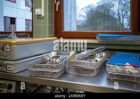 In einer zentralen Sterilisationsabteilung befinden sich die für eine Operation verwendeten Instrumente auf einem Regal Stockfoto