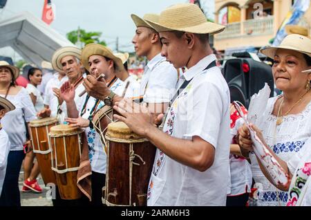 Szene auf dem sehr beliebten Mil Polleras Festival, das am Januar in Las Tablas in Panama gefeiert wurde Stockfoto