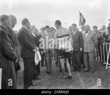 World Road Cycling Championship 1957 World Amateur Champion Louis Proost wird von Prince Ãlbert Datum: 17. August 1957 Ort: Belgien, Waregem Schlüsselwörter: Radsport persönlicher Name: Cheers, Louis gratuliert Stockfoto