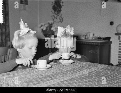 Friesische Ex-Siamesen-Zwillinge Folkje en Tjitske de Vries 4 Jahre Datum: 8. November 1957 Schlüsselwörter: Mädchen, Porträts, Zwillinge Personenname: Vries, Folkje de, Vries, Tjitske de Stockfoto