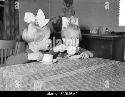 Friesische Ex-Siamesen-Zwillinge Folkje en Tjitske de Vries 4 Jahre Datum: 8. November 1957 Schlüsselwörter: Mädchen, Porträts, Zwillinge Personenname: Vries, Folkje de, Vries, Tjitske de Stockfoto