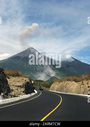 Guatemalas Vulkane Fuego und Acatenango von einer Autobahn aus gesehen Stockfoto