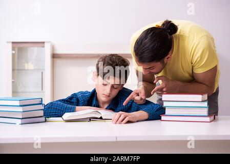 Der Vater, der seinen Sohn für Schule vorzubereiten Stockfoto