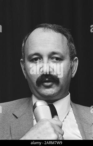 Pressekonferenz der beiden Informanten in Nieuwspoort Victor in der Stadt (PvdA) während der Pressekonferenz Datum: 19. Oktober 1981 Ort: Den Haag, Zuid-Holland Schlüsselwörter: Informanten, Pressekonferenzen, Porträts Personenname: In der Stadt, Victor Name der Institution: Nieuwspoort Stockfoto