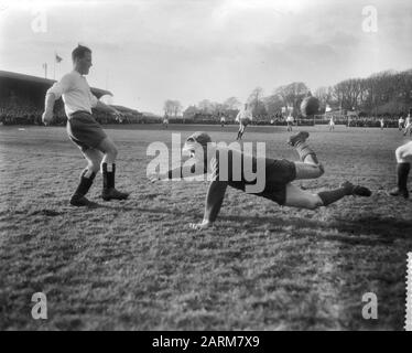 Traditionelles Fußballspiel HFC gegen alte Nationalspieler in Haarlem, Leo Halle bei der Abwehr seines Tores Datum: 1. Januar 1959 Stockfoto