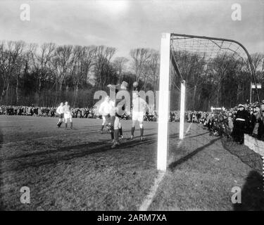 Traditionelles Fußballspiel HFC gegen alte Nationalspieler in Haarlem Datum: 1. Januar 1959 Stockfoto