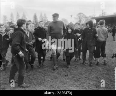 Traditionelles Fußballspiel HFC gegen alte Nationalspieler in Haarlem, Leo Halle umgeben von Jugenddatum: 1. Januar 1959 Stockfoto