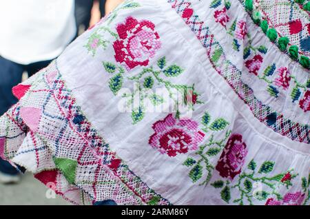 Details der typische Panamaschen Kleid bekannt als pollera. Das Muster ist alles Handarbeit mit verschiedenen Sticktechniken Stockfoto