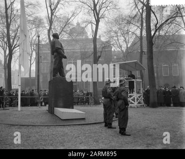 Gedenkstreik im Februar am J.D. Meyerplein Bürgermeister von Hall während seiner Rede Datum: 25. Februar 1959 Schlüsselwörter: Gedenkfeiern, Reden persönlicher Name: Hall, Gijs van, J. D. Meyerplein Stockfoto