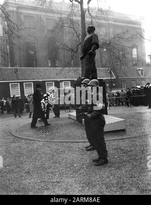 Gedenkstreik im Februar am J.D. Meyerplein Bürgermeister von Hall legt den Kranz Datum: 25. Februar 1959 Schlüsselwörter: Gedenkfeiern persönlicher Name: Halle, Gijs van, J. D. Meyerplein Stockfoto