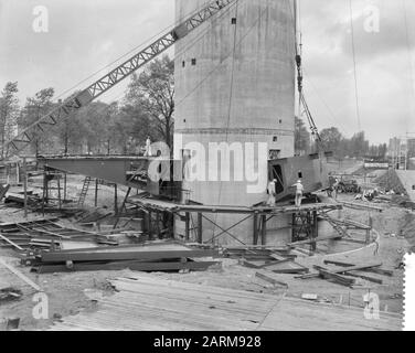 Die Euromast-Arbeit an dem Restaurant, das auf der Euromast-Anmerkung platziert werden soll: Der Euromast (1958-1960) wurde von Architekt H.A. Maaskant anlässlich der Floriade in Rotterdam 1960 entworfen. 2010 wurde der Euromast als Nationaldenkmal ausgewiesen Datum: 28. April 1959 Standort: Rotterdam, Zuid-Holland Schlüsselwörter: Bau Stockfoto