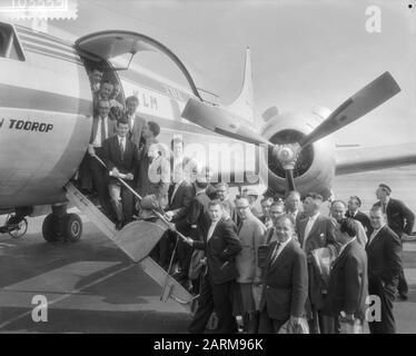 Abfahrt der niederländischen Mannschaft von Schiphol in die Türkei, die Mannschaft auf der Treppe Datum: 8. Mai 1959 Stockfoto