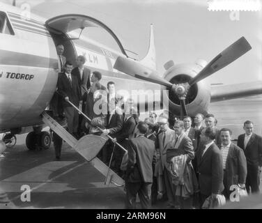 Abfahrt der niederländischen Mannschaft von Schiphol in die Türkei Datum: 8. Mai 1959 Stockfoto