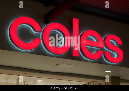 Brisbane, Queensland, Australien - 22. Januar 2020: Leuchtendes Schild "Coles", das vor dem Ladeneingang in der West End Vorstadt in Brisbane hängt. Co Stockfoto