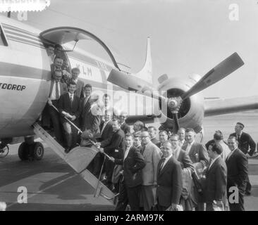 Abfahrt der niederländischen Mannschaft von Schiphol in die Türkei, die Mannschaft auf der Treppe Datum: 8. Mai 1959 Stockfoto